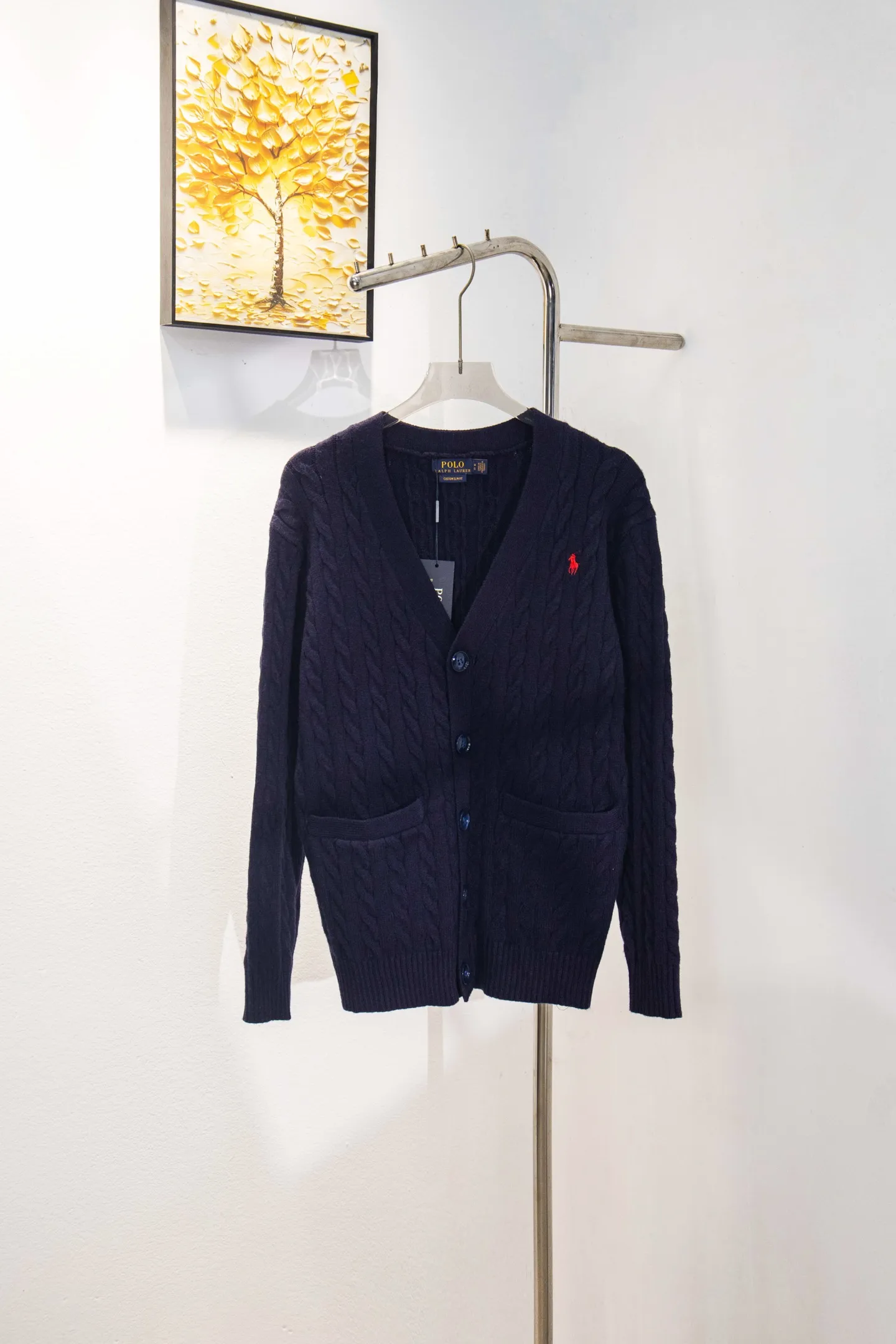 P210 model number: Y198 Ralph Lauren men's cardigan jacket men's hemp flower cardigan. The version is really good-looking. It can be worn alone or as a jacket to be worn inside or outside. The upper body shows personal fashion charm. Four colors are available. Same style for men and women. A must-see item for new summer products. Hang tag. Hanging beads. Washable packaging bag. Full set of accessories. Very good appearance. Super exquisite workmanship. Size: S-XL